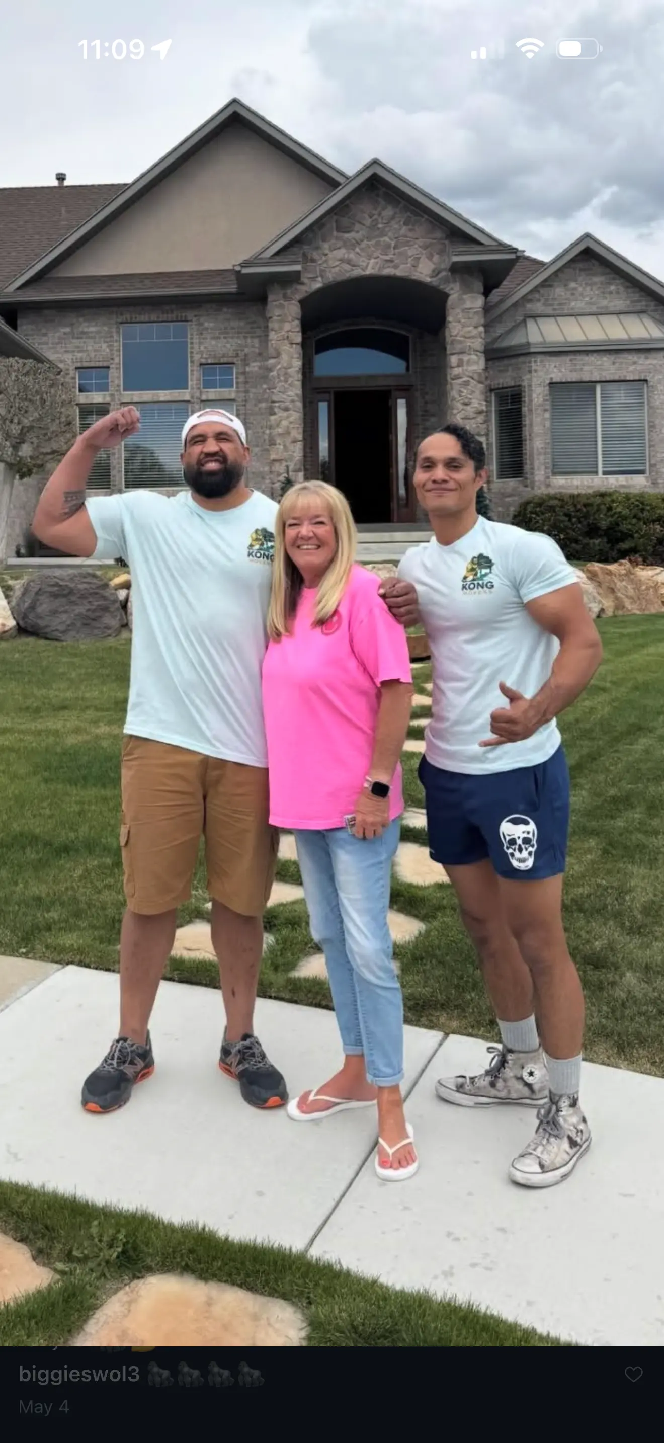 Happy customer with Kong Movers team outside their new home in Utah
